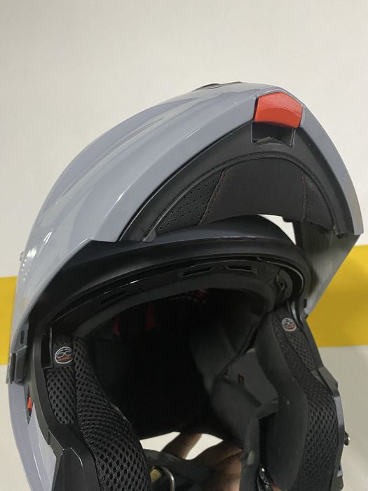 Capacete cinzento