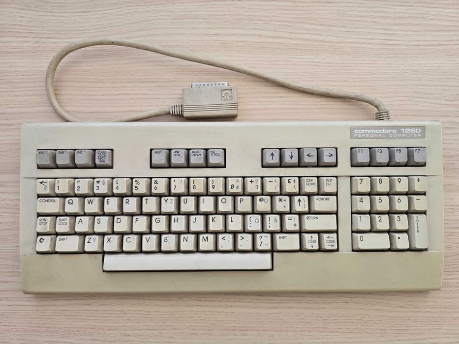 Commodore 128D + klawiatura