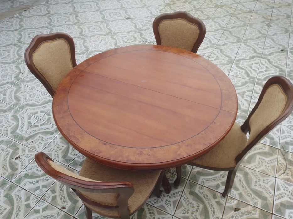Vendo conjunto mesa e 4 cadeiras