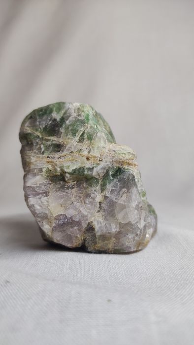 Натуральный камень флюорит.