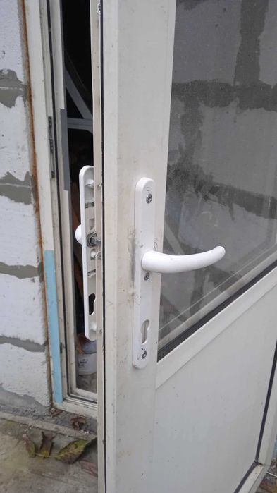 Пластикові двойні двері б/у 87/218 с рамой в гарному стані