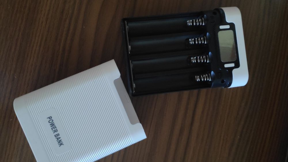 Power bank  a pilhas com lanterna