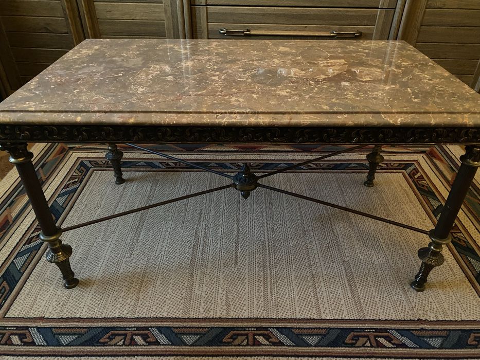 Mesa mármore pés latão