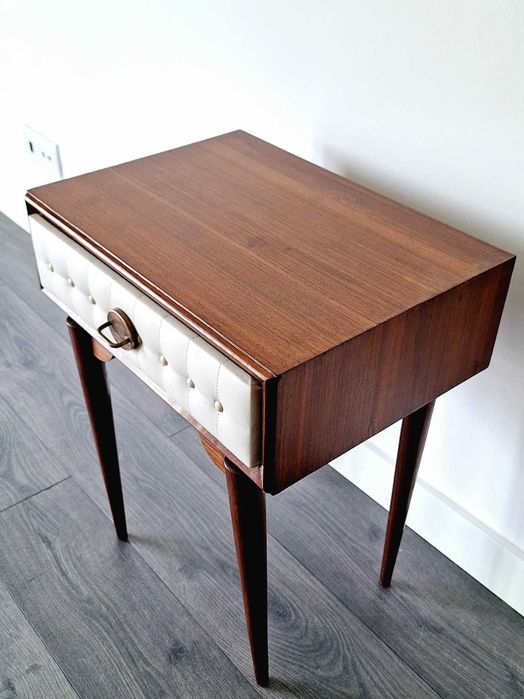 Mesa de cabeceira vintage. Vintage bedside table