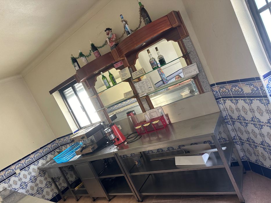 Balcão de café prateleiras e bancada em inox