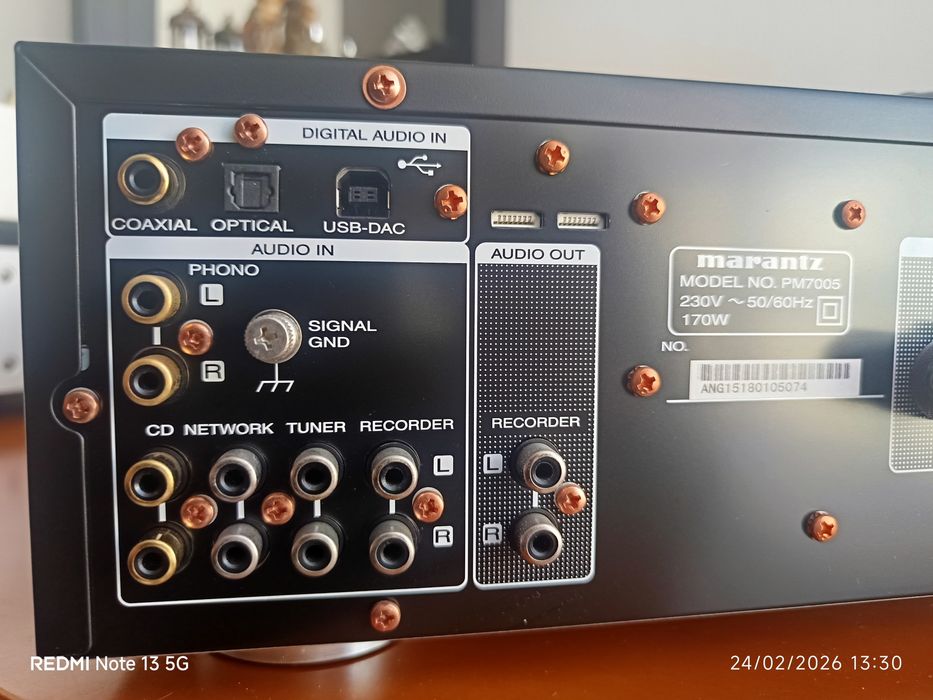 Amplificador stereo Marantz PM 7005 com comando