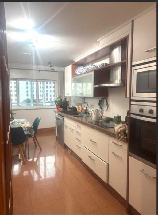 Arrendo quarto grande e muita luz junto metro Carnide, em ambiente sossegado e seguro