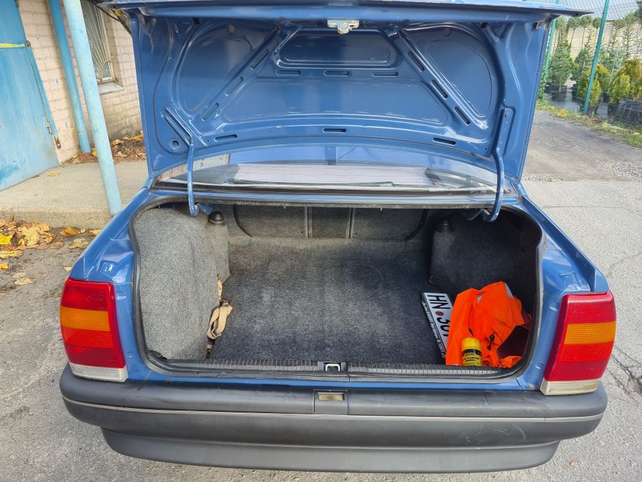 Опель омега 1.8  Opel Omega