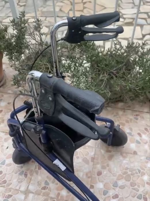 Andarilho com tres rodas e travoes como novo