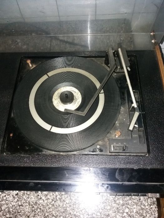 Aparelhagem gira discos e gira discos individual