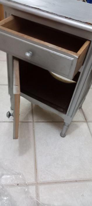 Mesa de cabeceira prateada