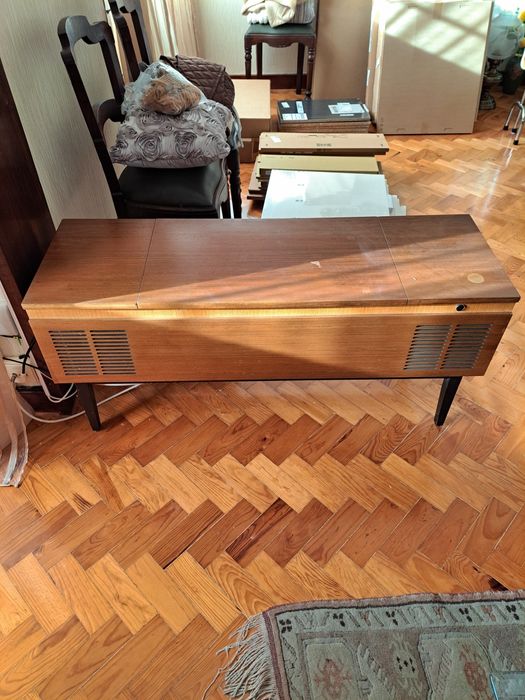 Móvel Aparador Vintage com Rádio  e gira-discos