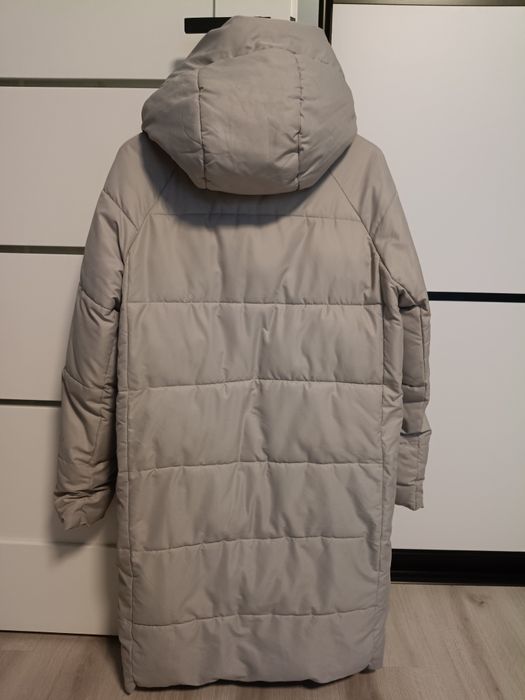 Płaszczyk jasny szary z lekkim beżem,