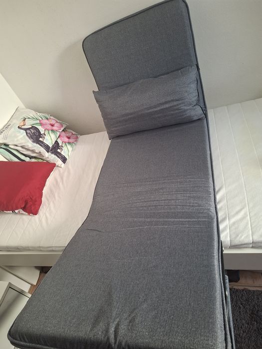 Cama e mesa de cabeceira