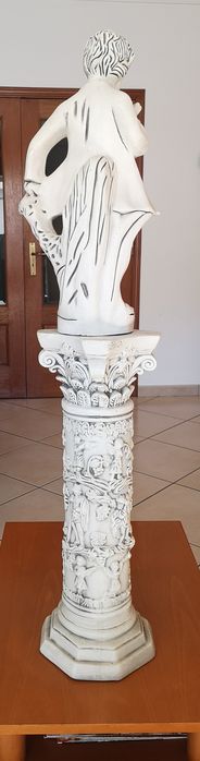 Coluna e estátua decorativas antigas