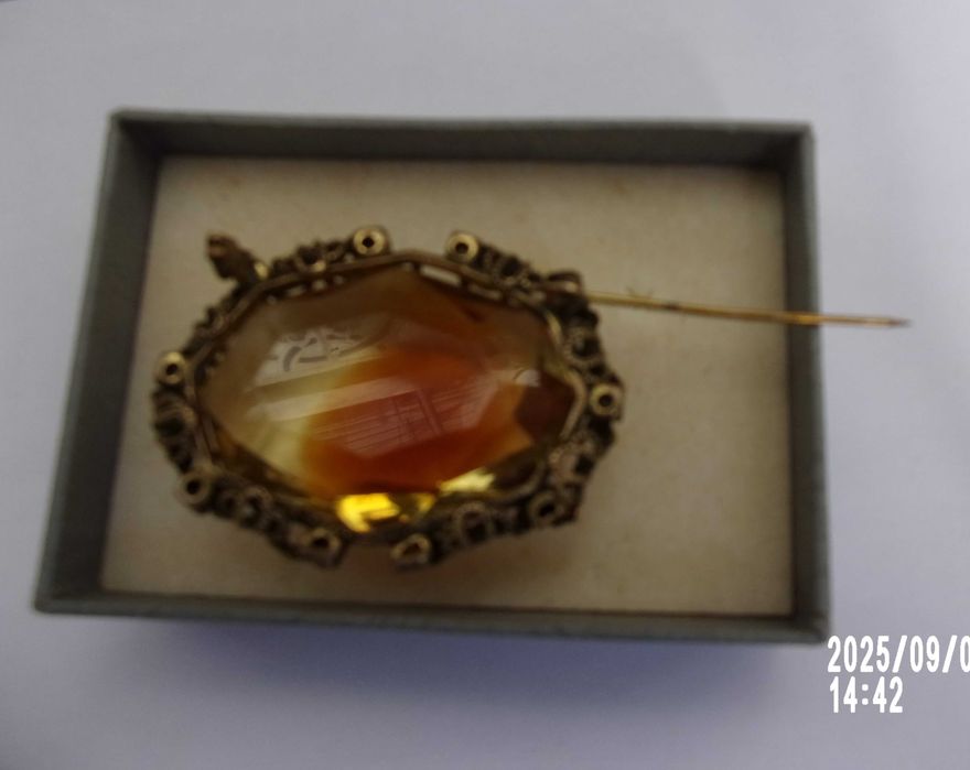 Broche muito antigo com grande pedra em vidro lapidado e bronze