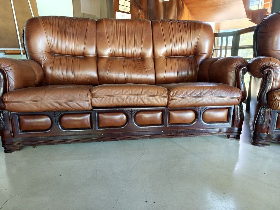 Vendo sofá cama com 2 poltronas. Pele genuína.