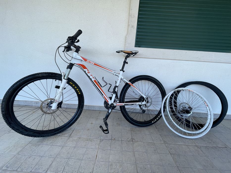 Bicicleta KTM + Rodas de Estrada + Pedais de Encaixe