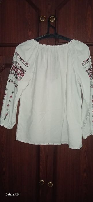 Вишиванка та вишита футболка