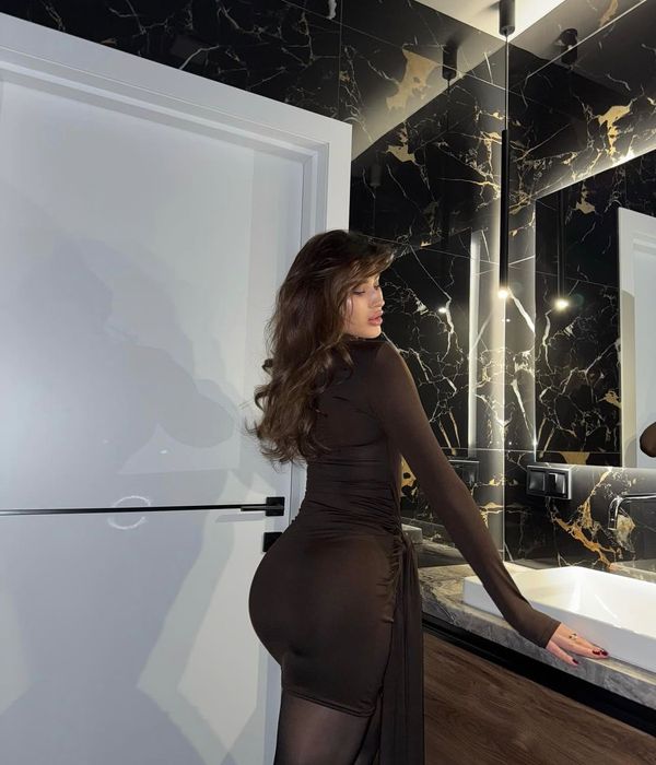 Шоколадна сукня з шлейфом