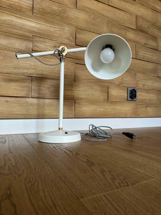 Lampka biurowa na biurko Ikea biała