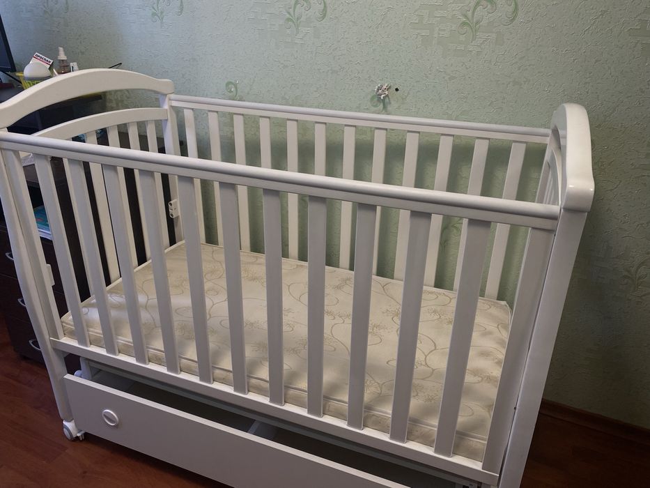 Дитяче ліжко ( кроватка , ліжечко)