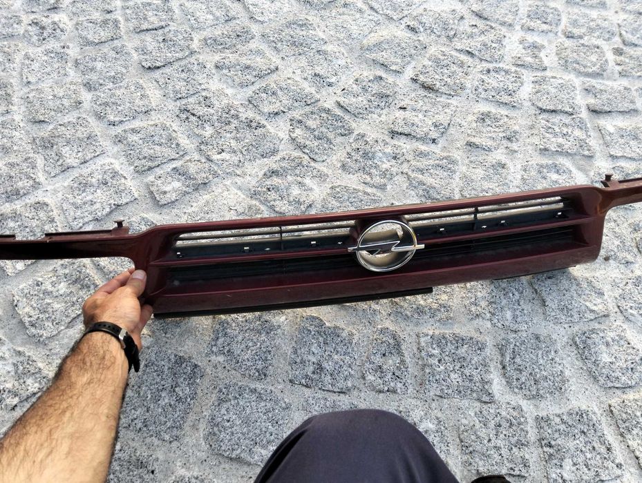 Farol / Ótica dianteiro + pisca + farolim + jante/pneu + grelha dianteira + tampões Opel Astra F