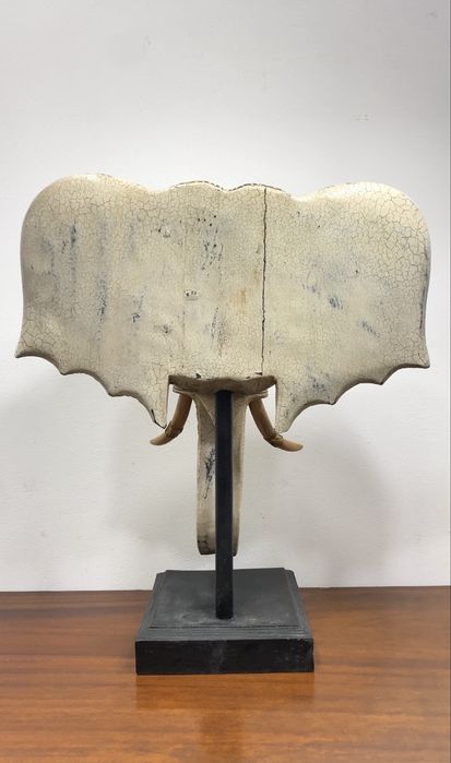 Escultura cabeça de elefante.