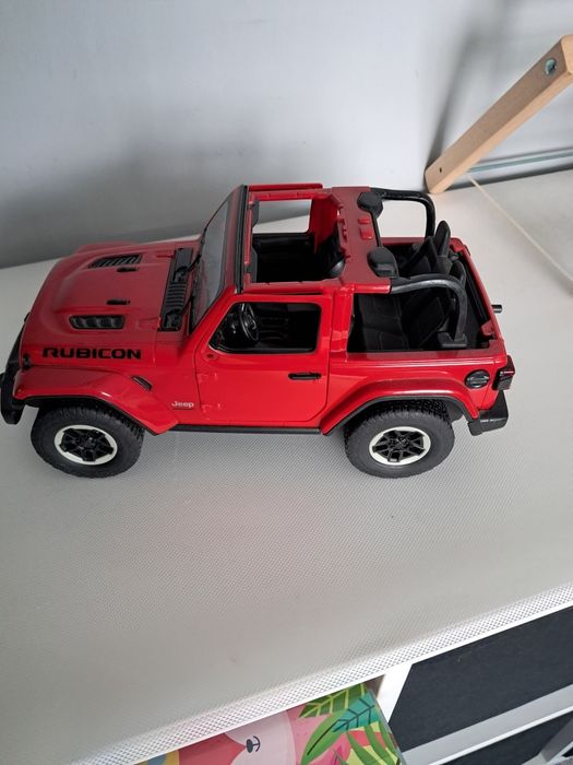 Duże auto Jeep z otwieranymi drzwiami koła z gumowymi oponami
