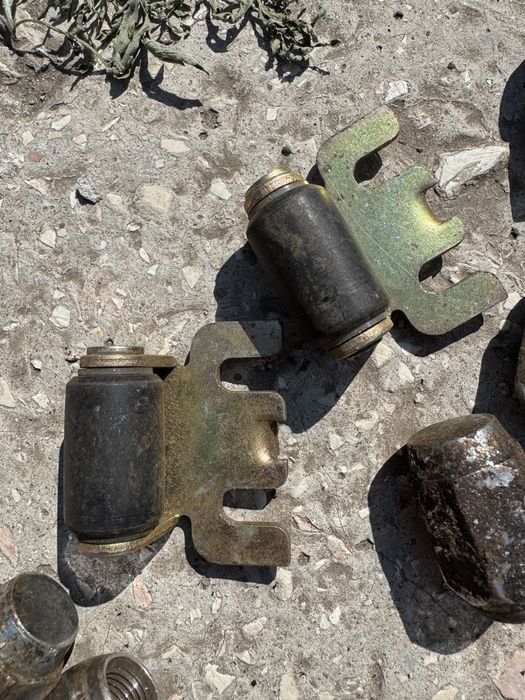 Гайки, направляющие для стеклоподьемников, ручка кпп. ниссан скайлайн