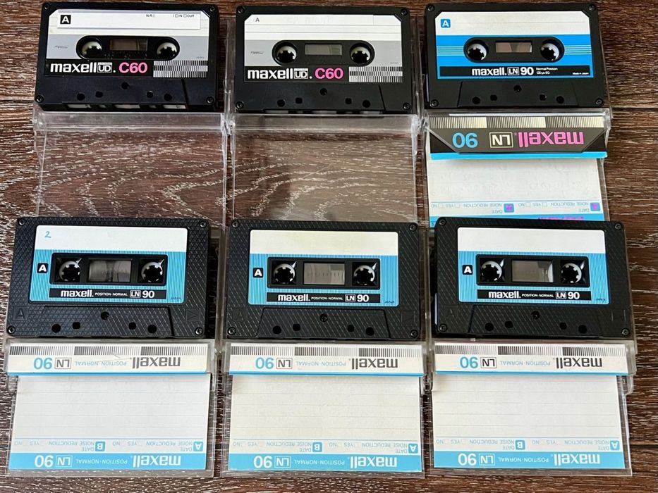 Аудиокассеты Maxell.