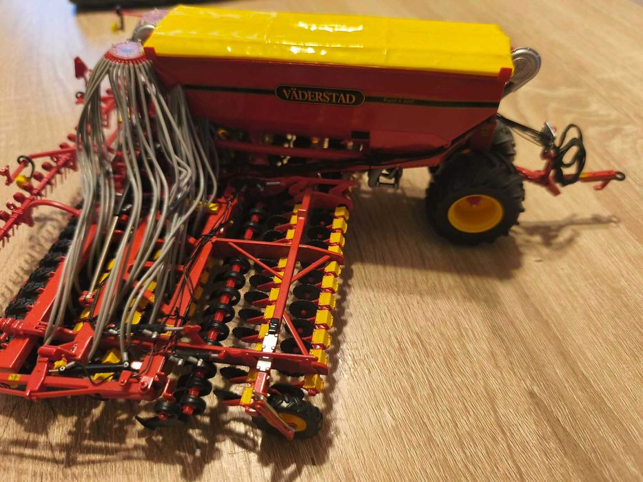 Model Universal hobbies Väderstad Rapid a800c
