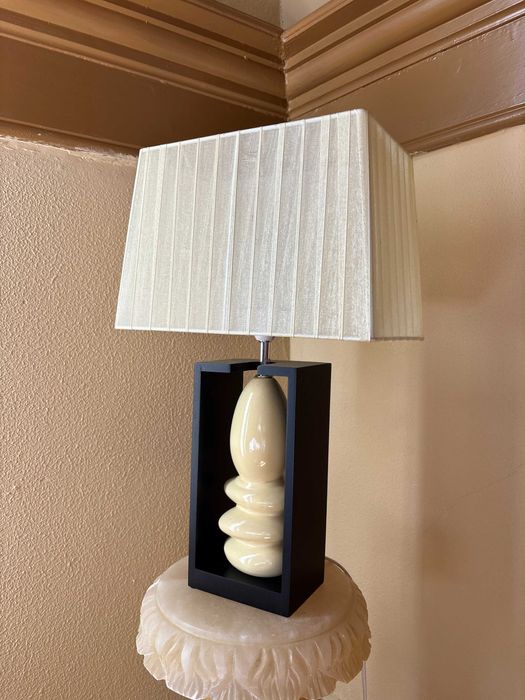 Candeeiro de mesa moderno.