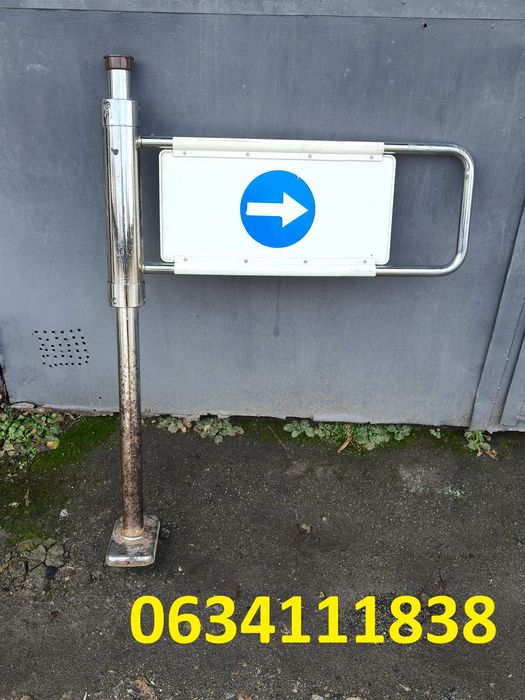 Железный флажок  (турникет) с табличкой  для супермаркетов