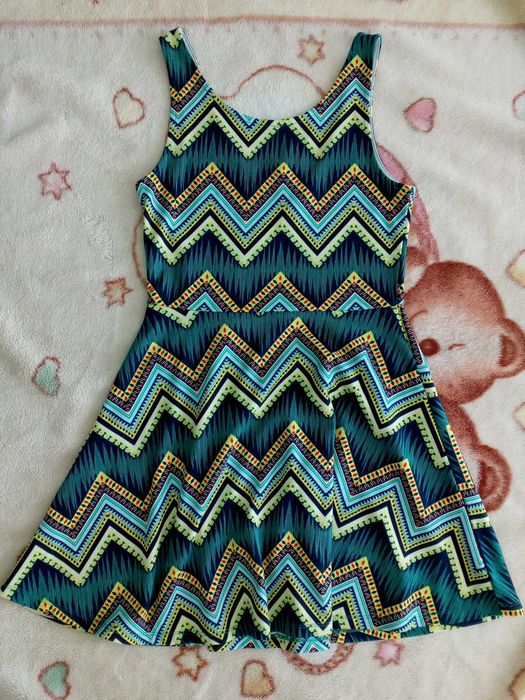 Zielona kolorowa sukienka H&M 38 w zygzaki geometryczne wzory jak nowa