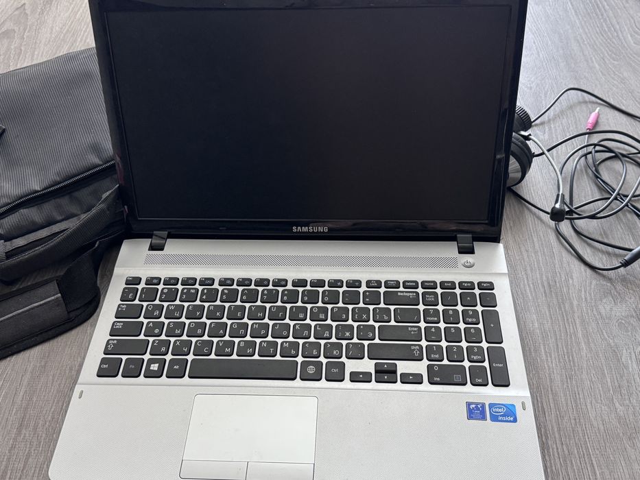 Ноутбук SAMSUNG NP300E5V