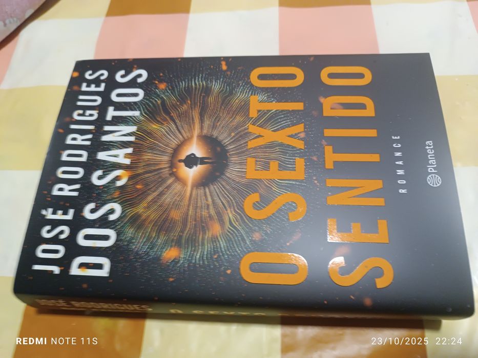 Último livro de José Rodrigues dos Santos o sexto sentido
