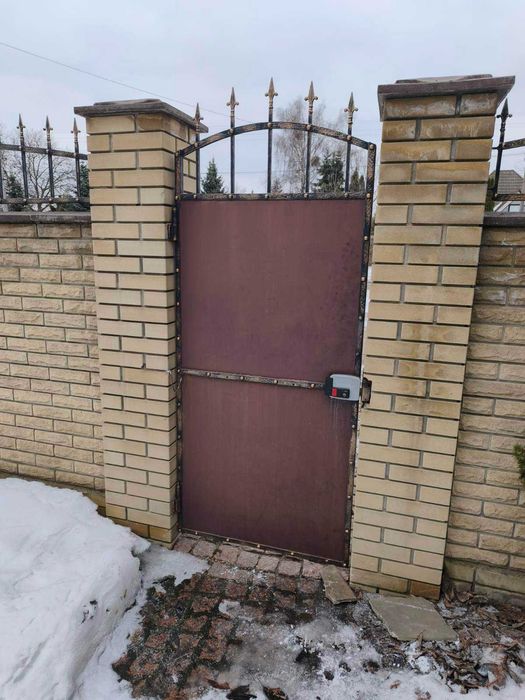 Двоє кованих воріт, хвіртка та ковка на забор