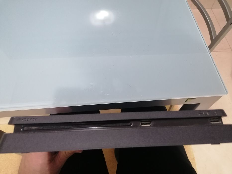 PS4 1TB com 1 comando e 2 jogos