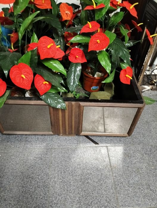 Floreira em madeira com espelhos