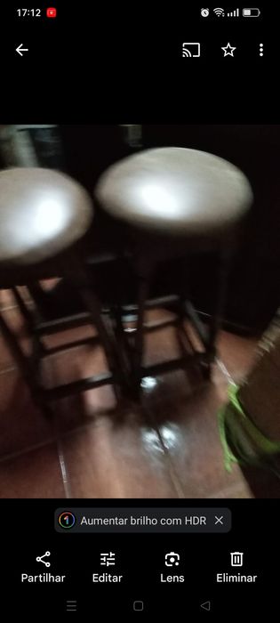 Móvel bar com dois bancos.