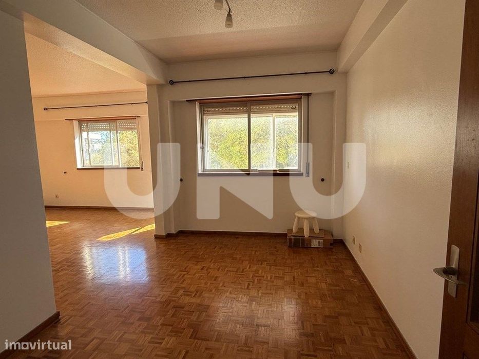 Luminoso T3 para Arrendar em Caxias - Vista jardim e zona sossegada