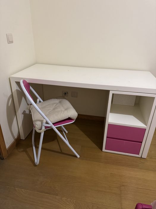 Cama solteiro com baú e sistema elevatória 1.00x2.00, secretária e mesa de cabeceira