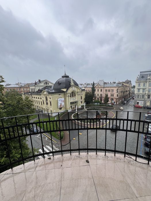Продаж! Квартира з видом на драмтеатр — історичний центр міста