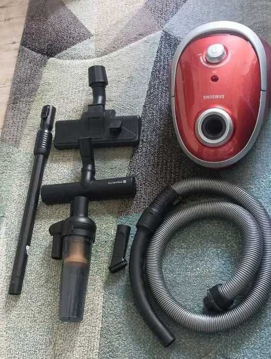 Aspirador Samsung 850W 2,5L vermelha, com acessórios incluídos