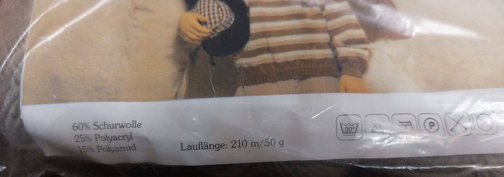 Włóczki w kolorze czerwonym i szarym