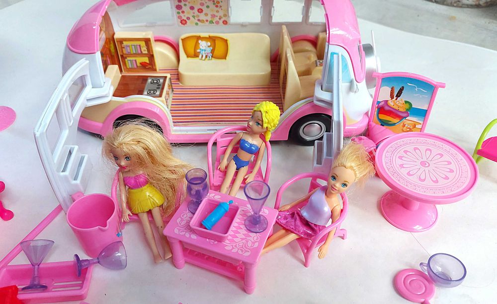 Kamper z wyposażeniem i lalkami