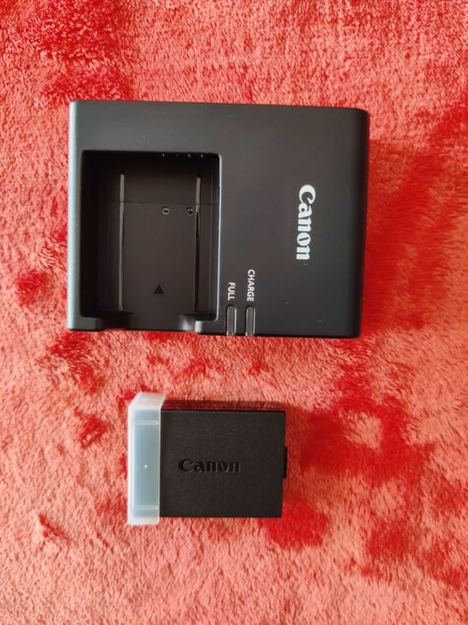 Kit Máquina Fotográfica CANON EOS 2000D + Lente 18-55 mm + Tripé Hama