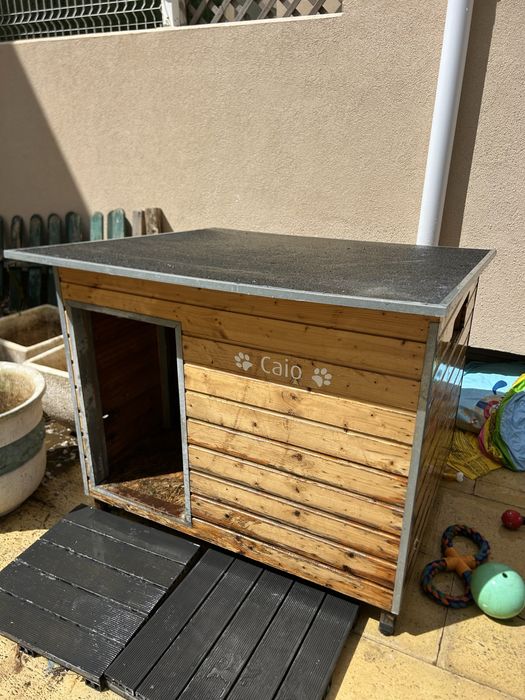 Casota para cão em madeira e metal – resistente e personalizada