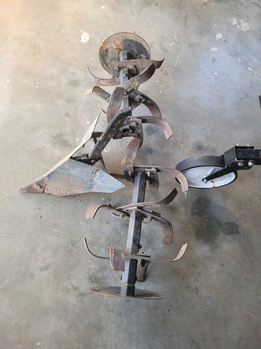 Motoenxada com transmissão direta 7CV de 3 Vel. + R